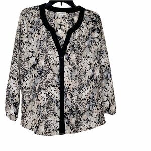 Calvin KLEIN buttoned down blouse. V neckline. Long sleeves. Size M